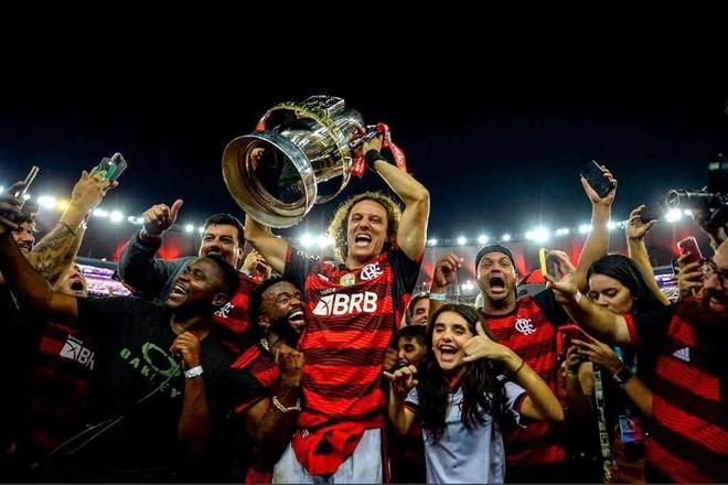 爱游戏APP德布劳内在G2比赛中惊险取胜，问鼎冠军引发热议！的简单介绍