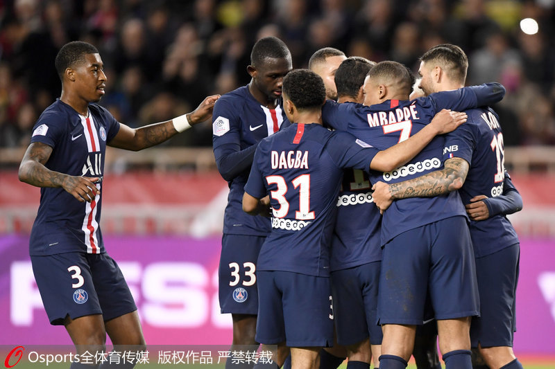 爱游戏在线 里尔训练开放日，今晨完成体检引欢呼，法甲在即，赛程密集仍需轮换